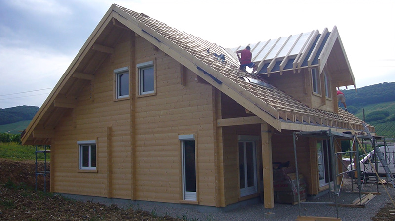 Montage d'un kit de maison en madriers bois